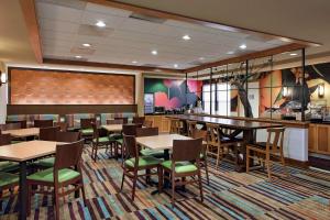 a restaurant with tables and chairs and a bar at Fairfield Inn and Suites Santa Rosa Sebastopol in Sebastopol