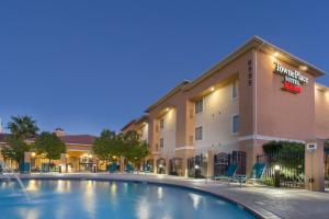 um hotel com piscina em frente a um edifício em TownePlace Suites Tucson Airport em Tucson