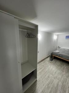 Habitación pequeña con cama y armario en La casa di Lucio en Nápoles