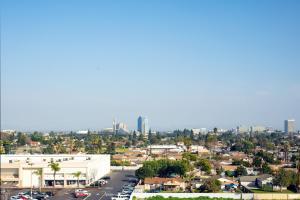 uma paisagem urbana de uma cidade com uma rua e edifícios em Sheraton Garden Grove-Anaheim South em Anaheim