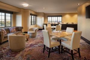 una sala de espera con mesa y sillas en Sheraton Garden Grove-Anaheim South, en Anaheim