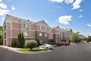 a building with cars parked in a parking lot at SpringHill Suites Minneapolis-St. Paul Airport/Eagan in Eagan