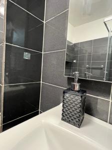 Un baño de Napoli Centro-La casa di Lucio