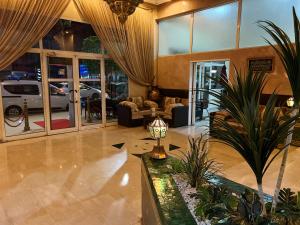 Hotel Majorelle في مراكش: لوبي مع غرفة معيشة مع اثاث ونوافذ