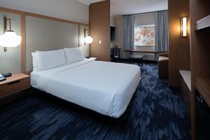 Habitación de hotel con cama grande y escritorio. en Fairfield by Marriott Inn & Suites Seattle Sea-Tac Airport en SeaTac