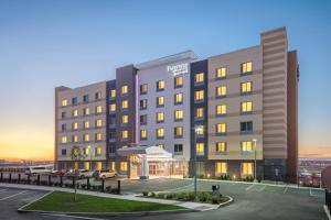 ein Hotel mit Parkplatz in der Unterkunft Fairfield Inn & Suites by Marriott North Bergen in North Bergen