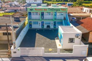 una vista aérea de un edificio con parque infantil en Recanto das tartarugas Flats, en Penha