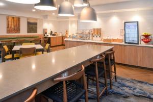 Кухня или мини-кухня в Fairfield Inn & Suites by Marriott Pittsburgh New Stanton
