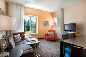 ein Wohnzimmer mit einem Sofa und einem TV in der Unterkunft TownePlace Suites by Marriott Rock Hill in Rock Hill