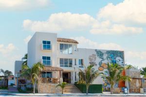 a building with a mural on the side of it at Casa Viento Hotel in Ciudad del Carmen
