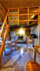 Großes Zimmer mit einer Küche und einem Hochbett in der Unterkunft Chiocciola in Offida