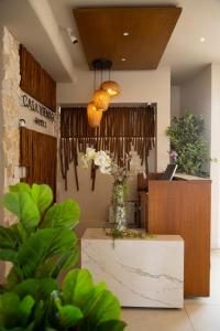 - un hall avec une table et un vase de fleurs dans l'établissement Casa Viento Hotel, à Ciudad del Carmen