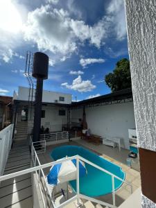 uma piscina no telhado de uma casa em POUSADA TORRE FORTE ac em Rio Branco