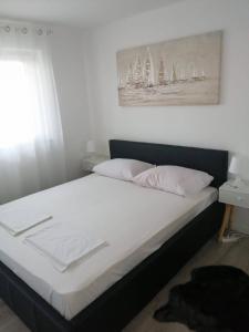 Postel nebo postele na pokoji v ubytování Double Room Crikvenica 12305b