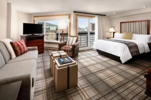 um quarto de hotel com uma cama e uma varanda em Marriott's Mountain Valley Lodge at Breckenridge em Breckenridge