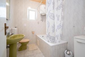 Koupelna v ubytování Apartments with parking spaces Kraj, Pasman - 819 + 17 fotografií