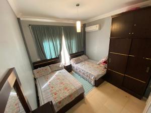 une petite chambre avec deux lits et une fenêtre dans l'établissement Blue Bay Asia elsukhna, à Ain Sokhna 12 autres photos