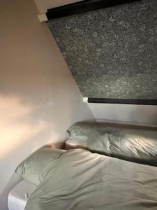 Posteľ alebo postele v izbe v ubytovaní Le French Caen Caen Loft Plein de Charme au cœur de Caen pouvant accueillir 8 personnes