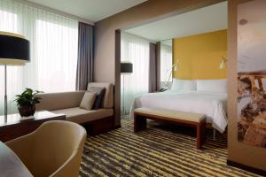 Ένα ή περισσότερα κρεβάτια σε δωμάτιο στο Zurich Marriott Hotel