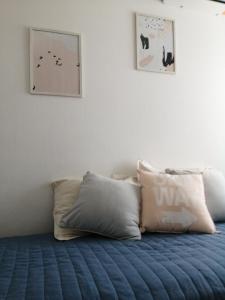 una cama con dos almohadas encima en Departamento de la calle 50, en La Plata