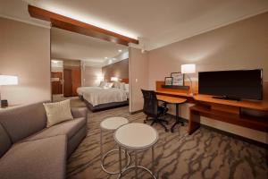 une chambre d'hôtel avec un canapé et un bureau avec un ordinateur dans l'établissement Fairfield Inn & Suites by Marriott Grand Mound Centralia, à Centralia