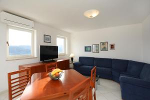 - un salon avec un canapé et une table dans l'établissement Sea view apartment with private parking place, à Rabac