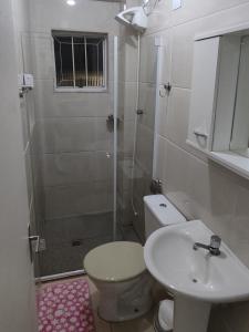 a bathroom with a shower and a toilet and a sink at Estúdio Mobiliado em Poços in Poços de Caldas +15 photos