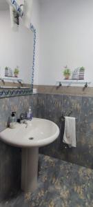 Las FraguasにあるCasa Angelaのバスルーム(洗面台、鏡付)