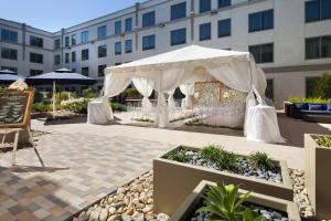 uma tenda branca em frente a um edifício em Sheraton Los Angeles San Gabriel em San Gabriel