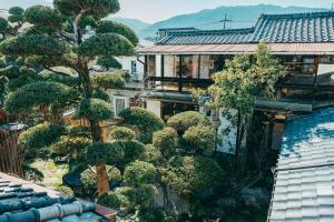 une vue sur une maison avec des arbres et des buissons dans l'établissement RITA Gosemachi, à Gose