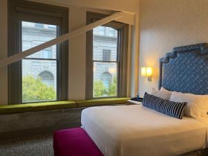 Postel nebo postele na pokoji v ubytování Harlow Hotel