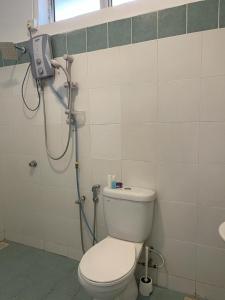 Kupatilo u objektu Four Rooms Homstay 'A' With Wifi And Smart TV in Wakaf Tapai