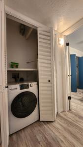 a laundry room with a washing machine in a room at The Lilly Pad II in Albuquerque