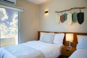um quarto com 2 camas e uma janela em Casa Viento Hotel em Ciudad del Carmen