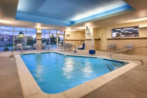 Fairfield Inn & Suites by Marriott Salt Lake City Midvale في ميدفال: مسبح في غرفة فندق مع فندق