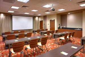une salle de classe avec des tables et des chaises et un écran de projection dans l'établissement Fairfield Inn & Suites by Marriott Salt Lake City Midvale, à Midvale