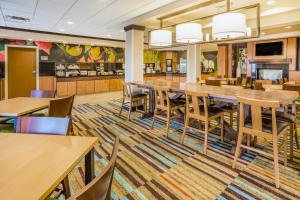 une salle à manger avec des tables et des chaises en bois dans l'établissement Fairfield Inn and Suites Turlock, à Turlock