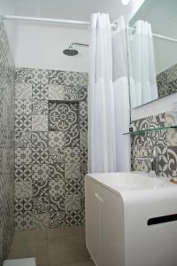 a bathroom with a shower curtain and a sink at Casa Viento Hotel in Ciudad del Carmen