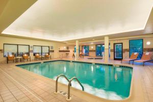 a large swimming pool in a hotel lobby at Courtyard by Marriott Traverse City in Traverse City