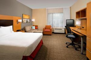 um quarto de hotel com uma cama e uma secretária em TownePlace Suites by Marriott Lexington Park Patuxent River Naval Air Station em Lexington Park