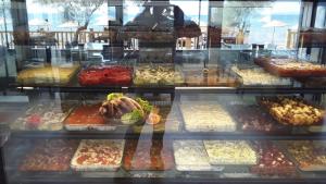 a display case filled with lots of different types of food at Verde Blu Bungalow in Edremit