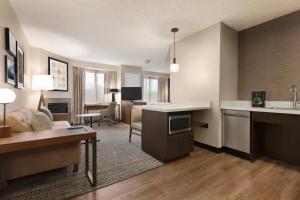 Kuchyň nebo kuchyňský kout v ubytování Residence Inn Salem + 19 fotografií
