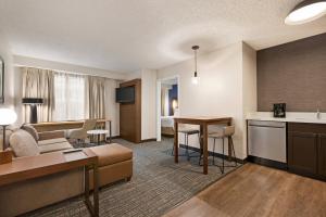 Kuchyň nebo kuchyňský kout v ubytování Residence Inn Salem