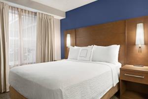 Postel nebo postele na pokoji v ubytování Residence Inn Salem