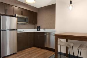 Kuchyň nebo kuchyňský kout v ubytování Residence Inn Salem