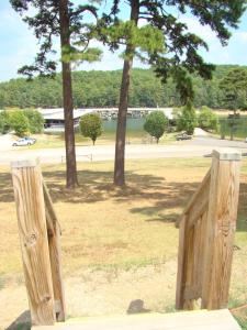 un cancello in legno in un parco con un campo e alberi di Mountain Harbor King Guest Room on Lake Ouachita a Mount Ida