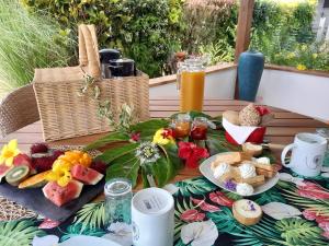een tafel met veel eten erop bij FARE VAVAE in Tevaitoa