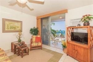 Il comprend un salon doté d'une télévision et d'un balcon. dans l'établissement Full Ocean Sunset View, Fully Equipped 6th Floor Condo KV602, à Kailua-Kona
