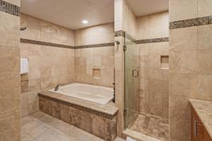 a bathroom with a tub and a shower at Luxury Oceanview Condo - Las Palomas - Pool, Golf, Sandy Beach ! in Puerto Peñasco