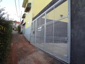 una puerta de garaje con puertas metálicas en el lateral de un edificio en Residência Tia Stella, en Campos do Jordão